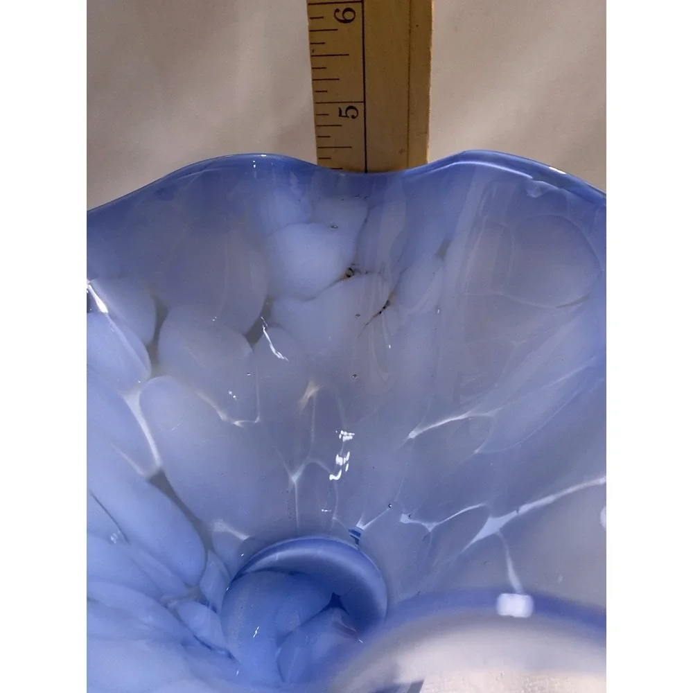 BLUE & WHITE ART GLASS SWIRL RUFFLED HANDKERCHIEF VASE VINTAGE - Picture 5 of 6